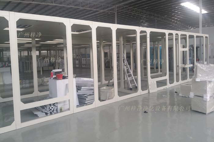 大型裝配式潔凈棚四周?chē)袡C(jī)玻璃密封,防止空氣對(duì)流。