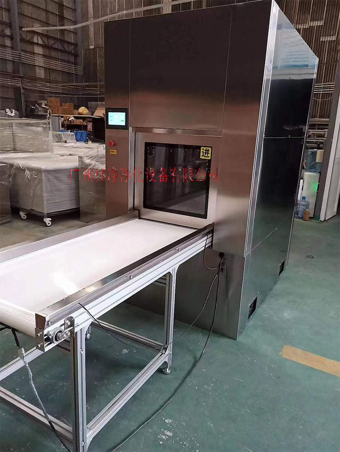 輸送帶傳遞窗還可吹淋被傳遞物品的表面，防止物品可能攜帶塵埃進入潔凈室。