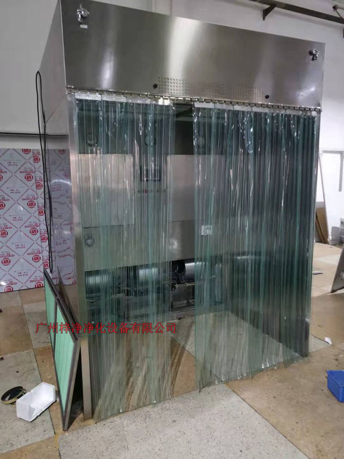 潔凈層流采樣車具體要求；從室內(nèi)空氣經(jīng)過初效過濾器，從高效空氣過濾器出風(fēng)，配無隔板高效過濾器過濾效率為：99.99@0.3μm和G4級初效過濾器，確保凈化級別，靜態(tài)100級美聯(lián)邦209E標(biāo)準(zhǔn)；