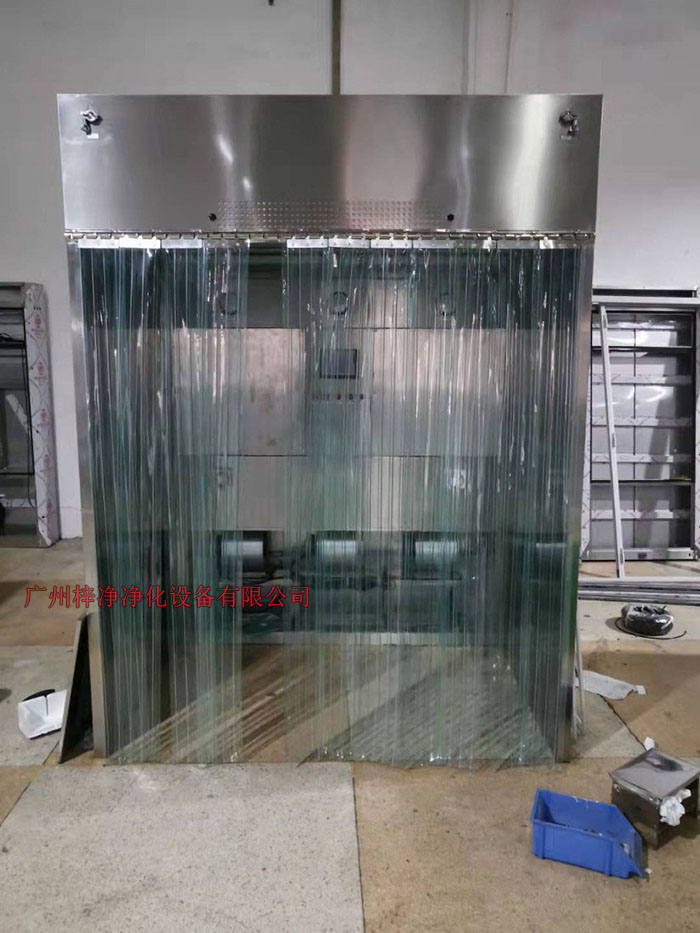 潔凈層流采樣車具體要求；從室內(nèi)空氣經(jīng)過初效過濾器，從高效空氣過濾器出風(fēng)，配無隔板高效過濾器過濾效率為：99.99@0.3μm和G4級初效過濾器，確保凈化級別，靜態(tài)100級美聯(lián)邦209E標(biāo)準(zhǔn)；
