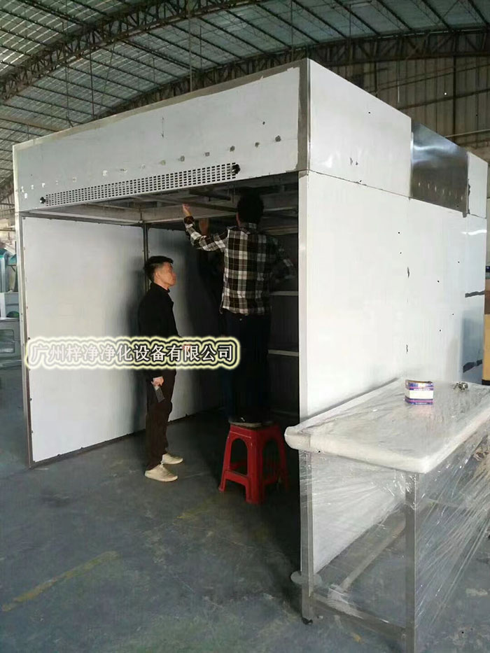 負(fù)壓稱量房又稱作負(fù)壓稱量間、負(fù)壓稱量室、負(fù)壓稱量罩或負(fù)壓稱量單元