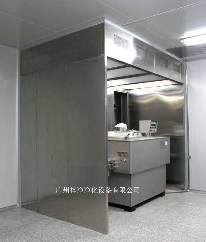 負(fù)壓稱量室由蜂鳴器、風(fēng)速傳感器、PAO注入口、DOP檢測口、中效壓差表、初效壓差表、高效壓差表、集中控制屏、防塵插座、回風(fēng)網(wǎng)孔板、排風(fēng)網(wǎng)孔、啟動按鈕、急停、風(fēng)機(jī)箱、風(fēng)機(jī)、初效過濾器、液槽高效過濾器、照明燈具、均流膜、無隔板高效過濾器幾大部件組成的。
